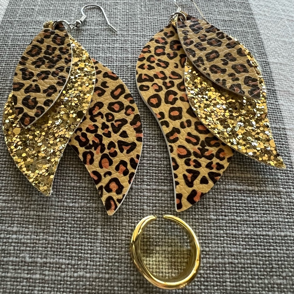 On SALE! 😍😍Vintage boho animal print & glitter earrings w gold tone ring. - Picture 2 of 6